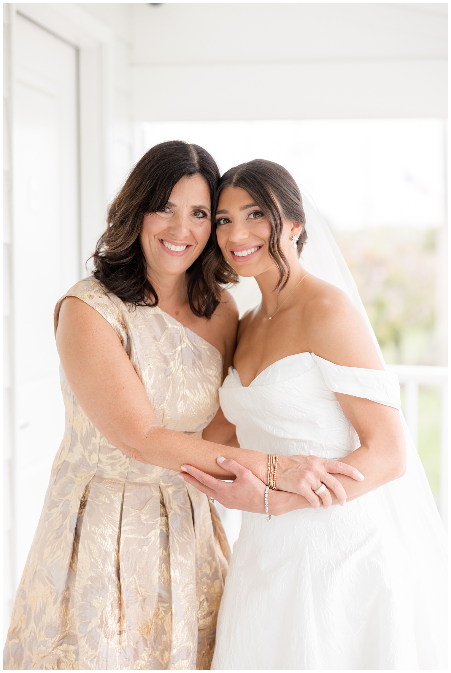 bride with er mother